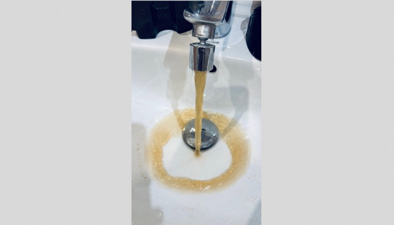 ржавая вода течет из крана