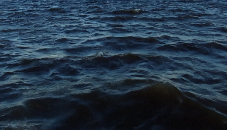 волны на озере