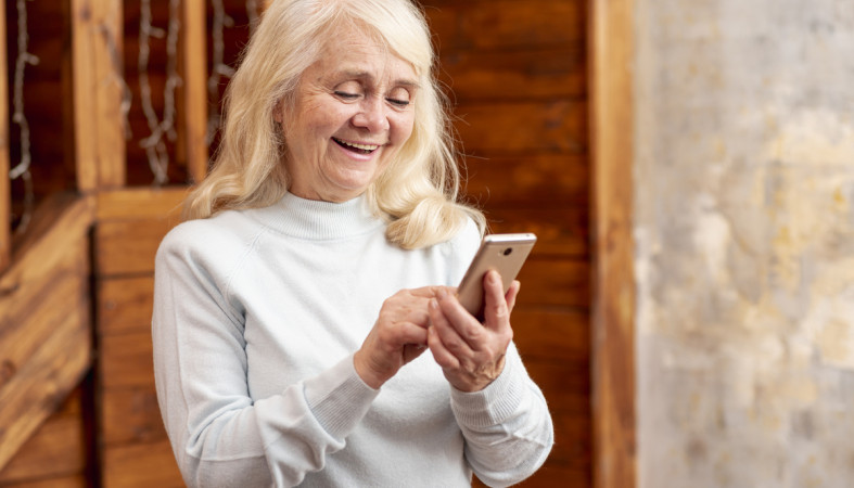 телефон_пенсионерка