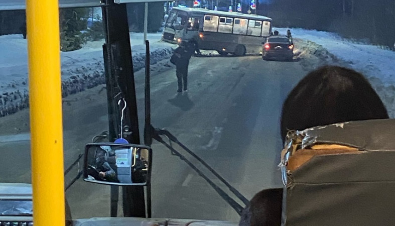 Дорогу на Древлянке перекрыл съехавший на обочину автобус