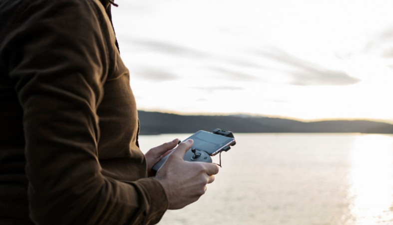 чел с пультом