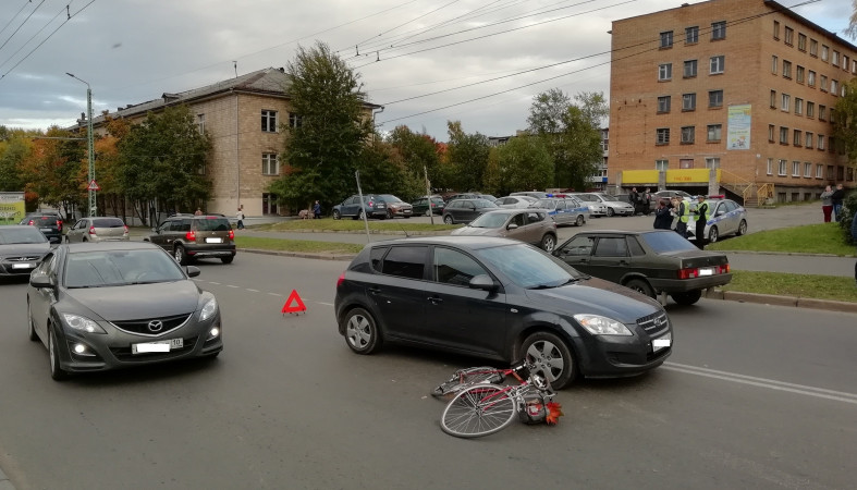 Иномарка и велосипедист столкнулись на перекрестке в Петрозаводске