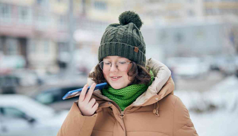 подросток с телефоном