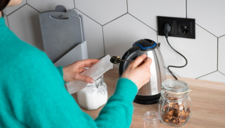 девушка заваривает чай