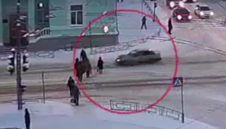 Автомобиль едва не сбил группу пешеходов в Петрозаводске