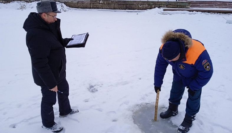 Толщину льда на Онежском озере измерили и напомнили об осторожности
