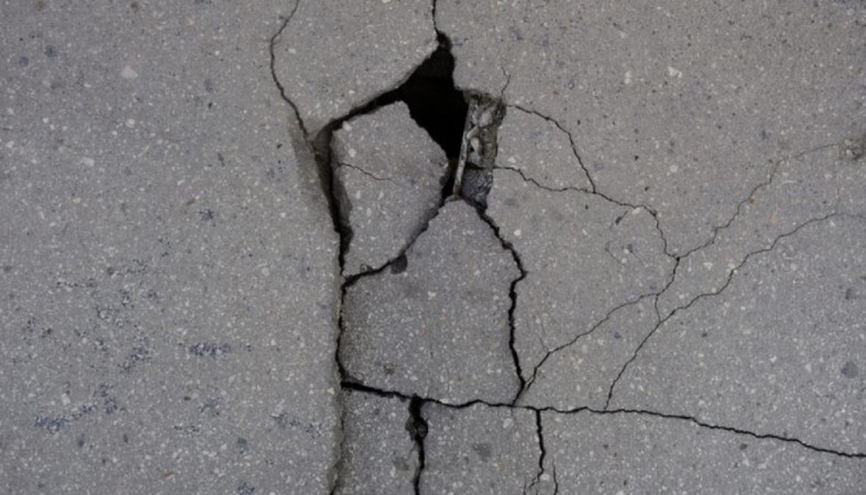 Трещины в асфальте