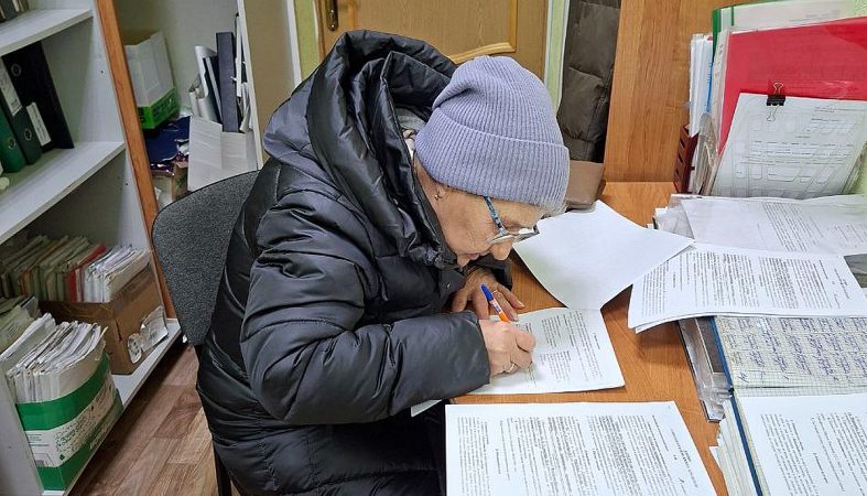 женщина подписывает договор