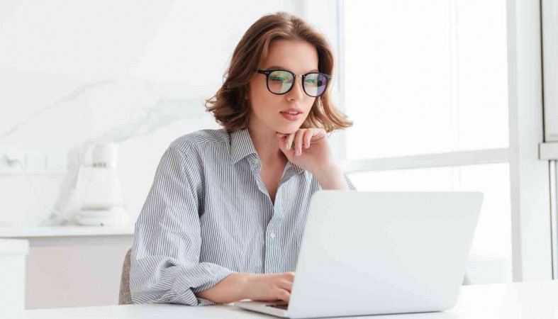 девушка за компьютером