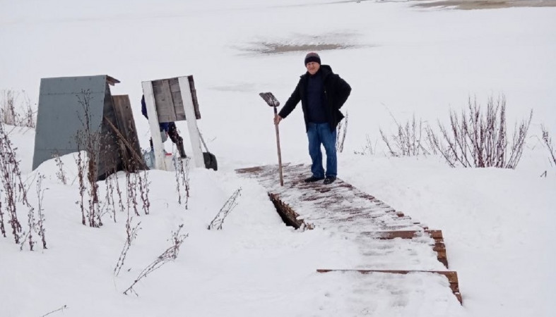 Аникин скалывает лед