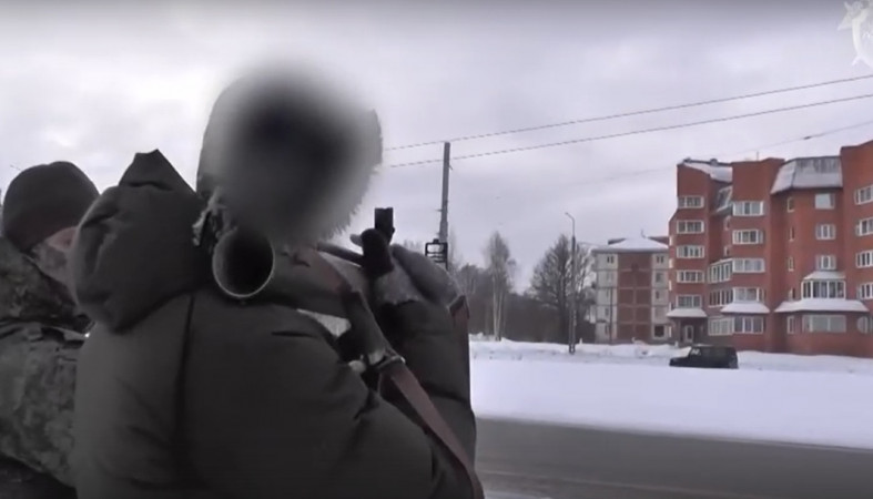 человек целится человек целится