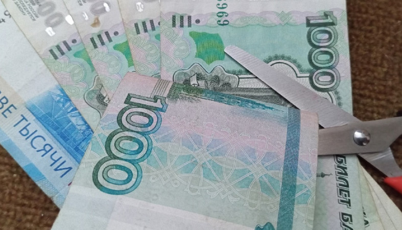 деньги и ножницы