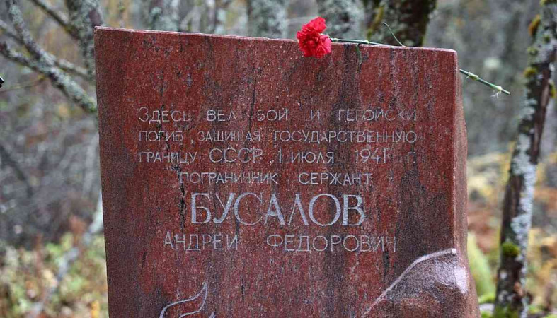 Памятник Андрею Бусалову