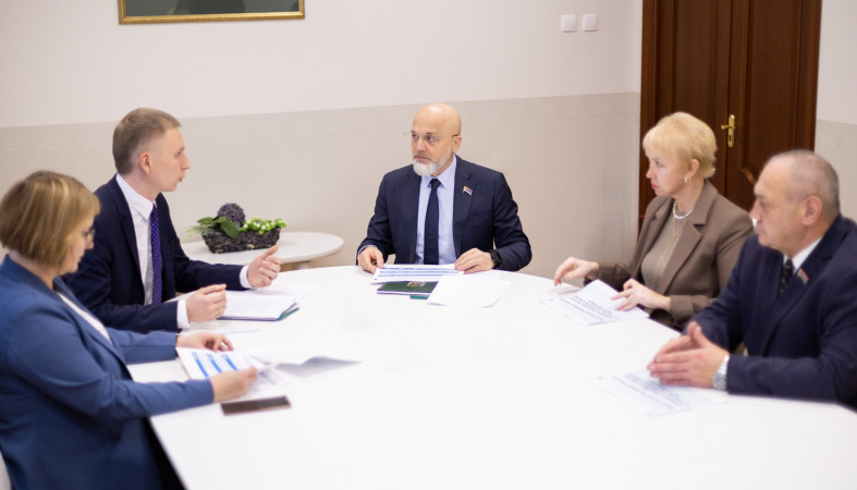 депутаты и министр