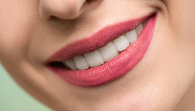Стоматолог предупредил о разрушающей зубы распространенной привычке