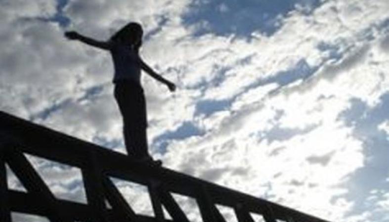 что делать если человек хочет спрыгнуть с крыши. Смотреть фото что делать если человек хочет спрыгнуть с крыши. Смотреть картинку что делать если человек хочет спрыгнуть с крыши. Картинка про что делать если человек хочет спрыгнуть с крыши. Фото что делать если человек хочет спрыгнуть с крыши