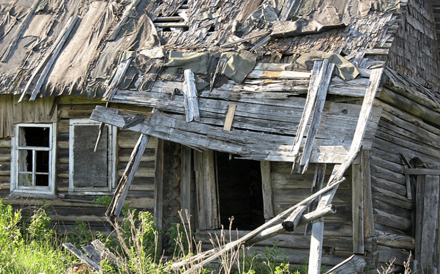 Расселение деревень. Разрушенный деревянный дом. Старый деревянный дом разваливается. Разрешенный деревянный дом. Разрушенные Деревенские дома.