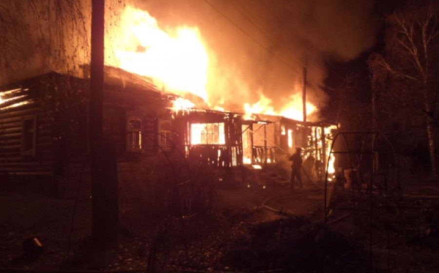 пожар в деревне павлоково череповецкого района вчера вечером 18 июня. фотографии спожаров. пожар в деревянном доме. пожар в белозерском районе вологодской области. сгорел дом мончегорск.