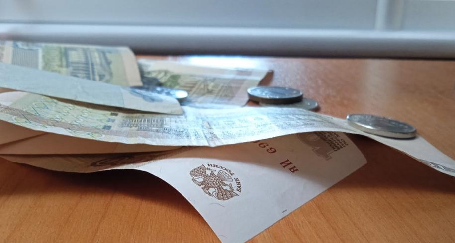 деньги лежат на столе