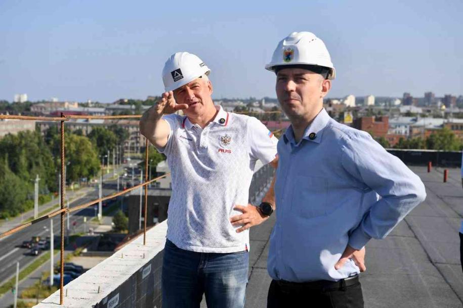 Артур Парфенчиков и Виктор Россыпнов на крыше хирургического корпуса БСМП
