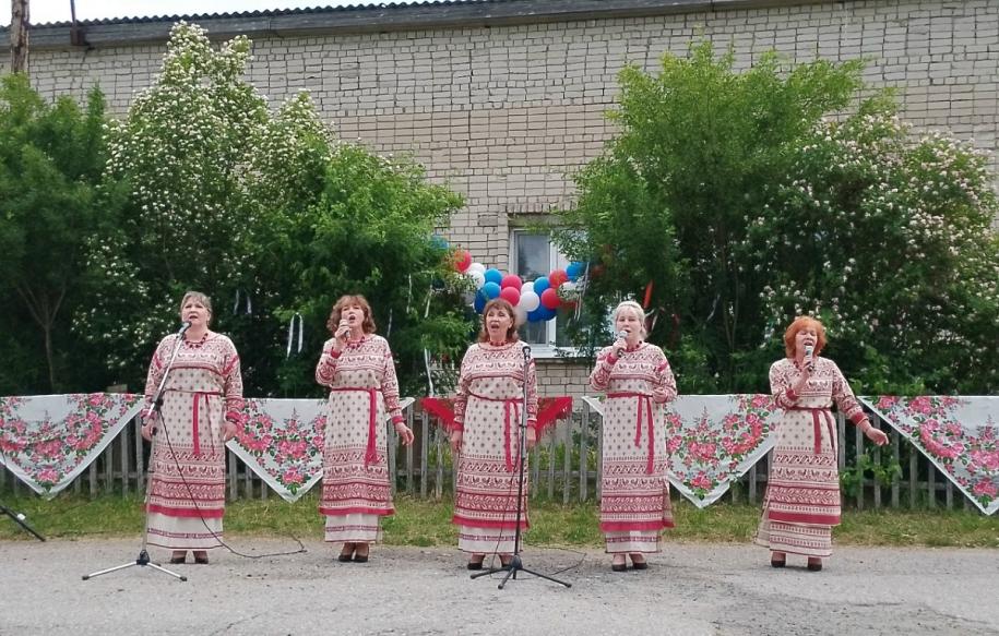 выступает вокальная группа