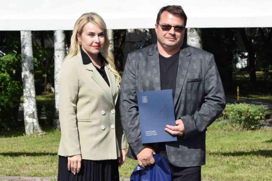 Инна Колыхматова вручает дипломы