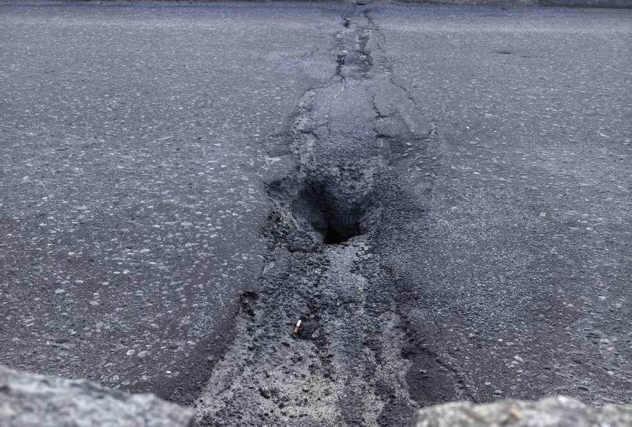 Дыра в асфальте