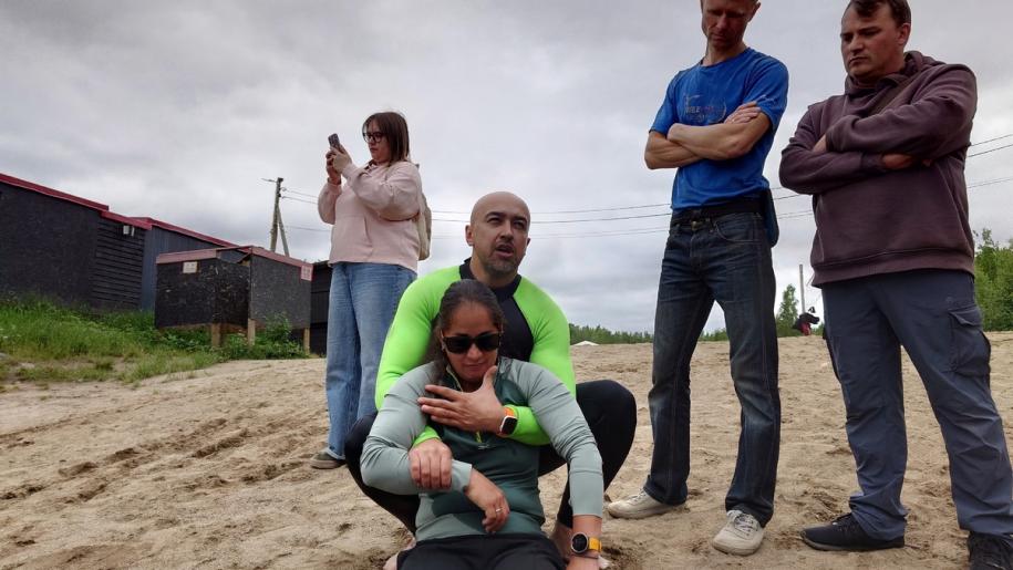 спасатель демонстрирует прием