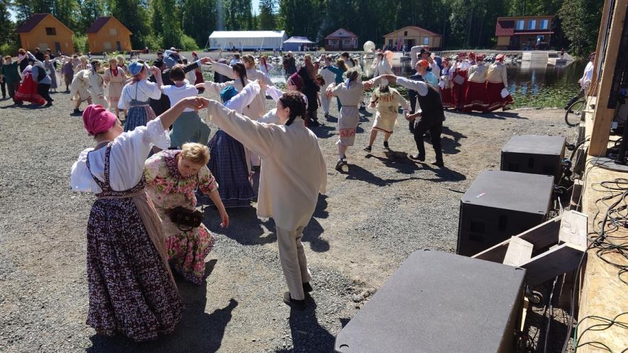 зрители танцуют
