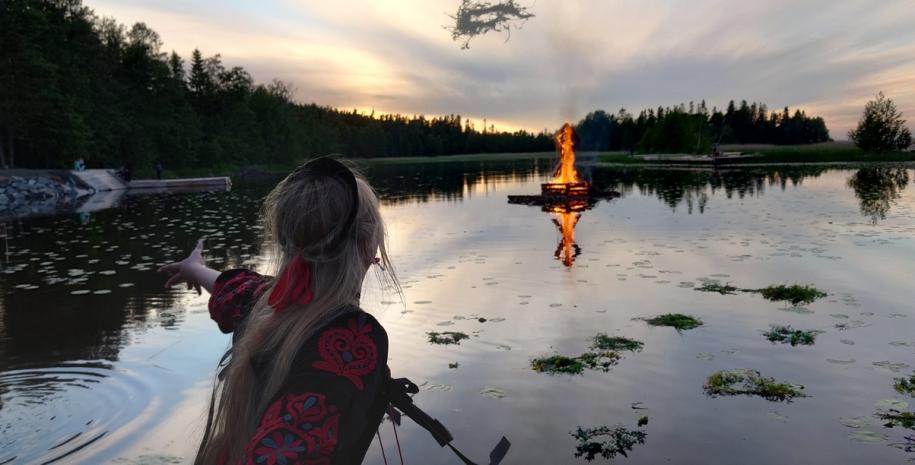 девушка бросает в воду венок