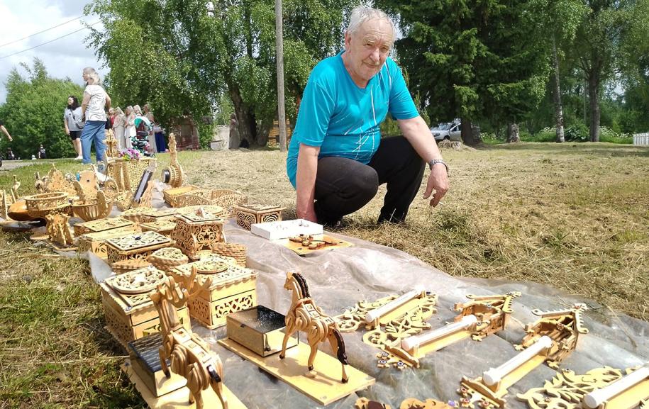 Мастер резьбы по дереву и его работы