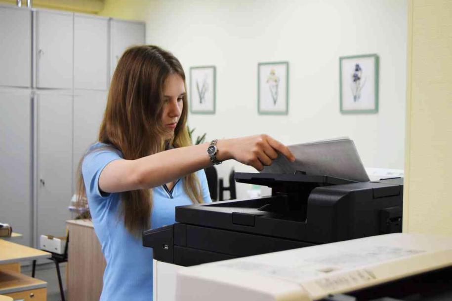 Школьница Юля на работе
