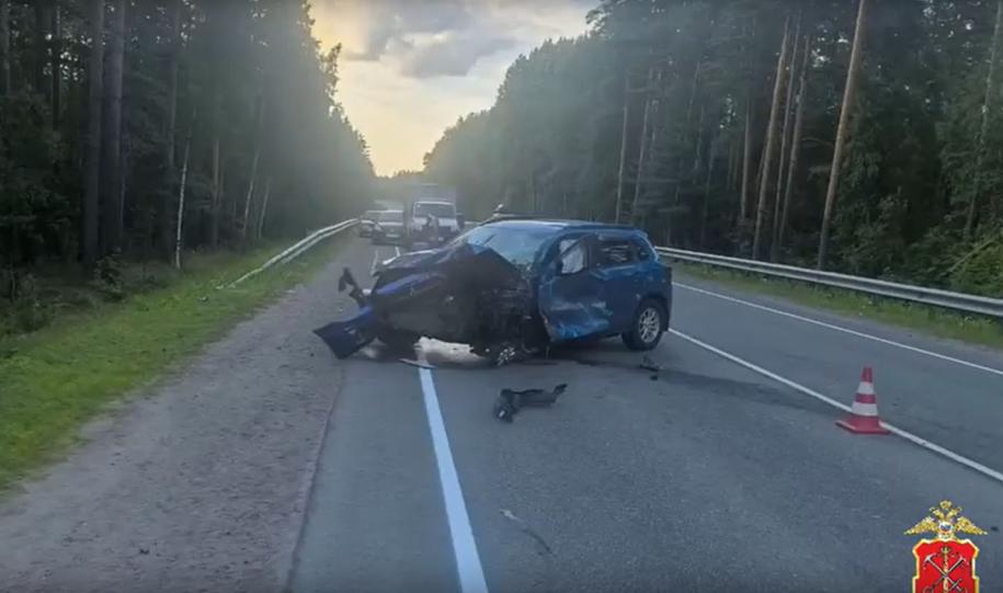 попавший в аварию в Ленобласти автомобиль