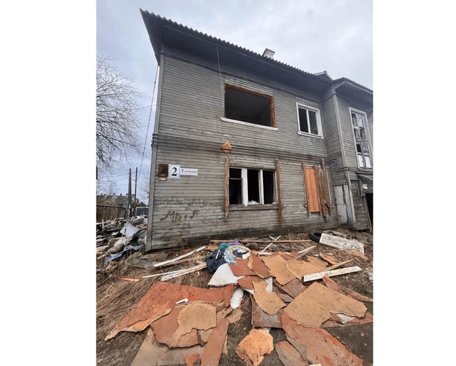 барак без окон и мусор перед ним