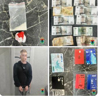 задержанный мошенник и найденное при нем