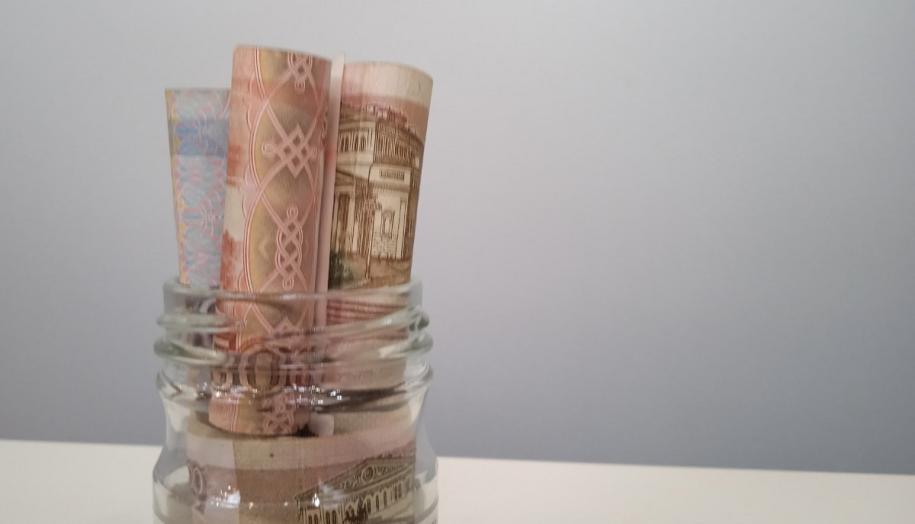 Деньги лежат в стеклянной банке