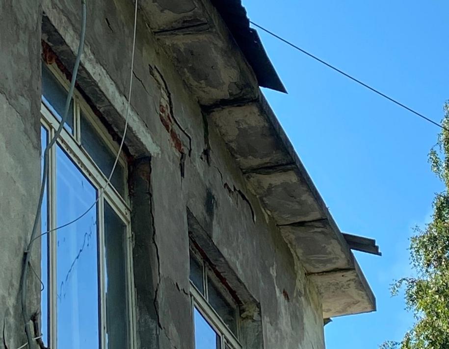Трещины на фасаде дома