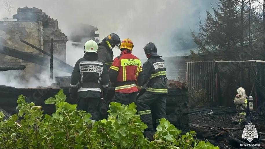 пожарные на месте возгорания