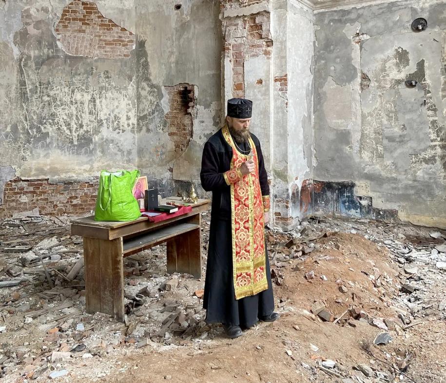 Служба в разрушенном храме