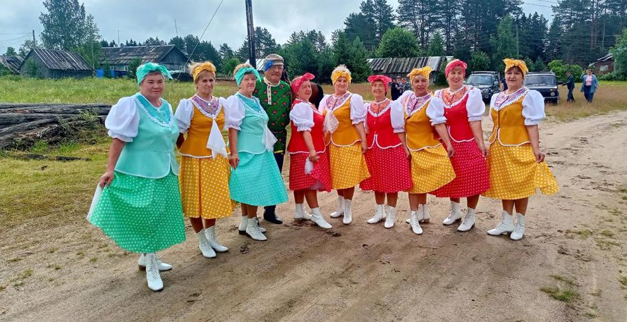 Жители поселка на празднике