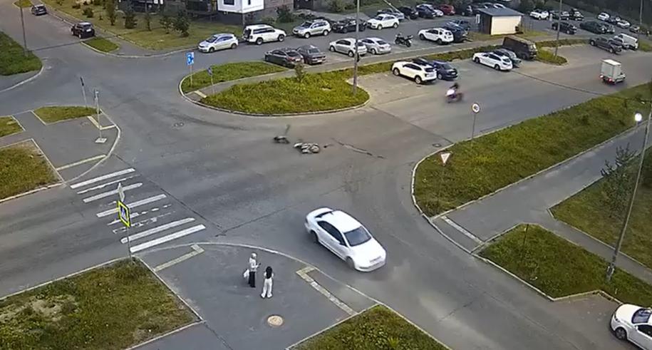 падение питбайкера на дороге