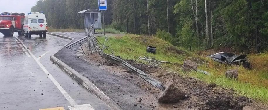 на месте дтп на трассе работают скорая и пожарные