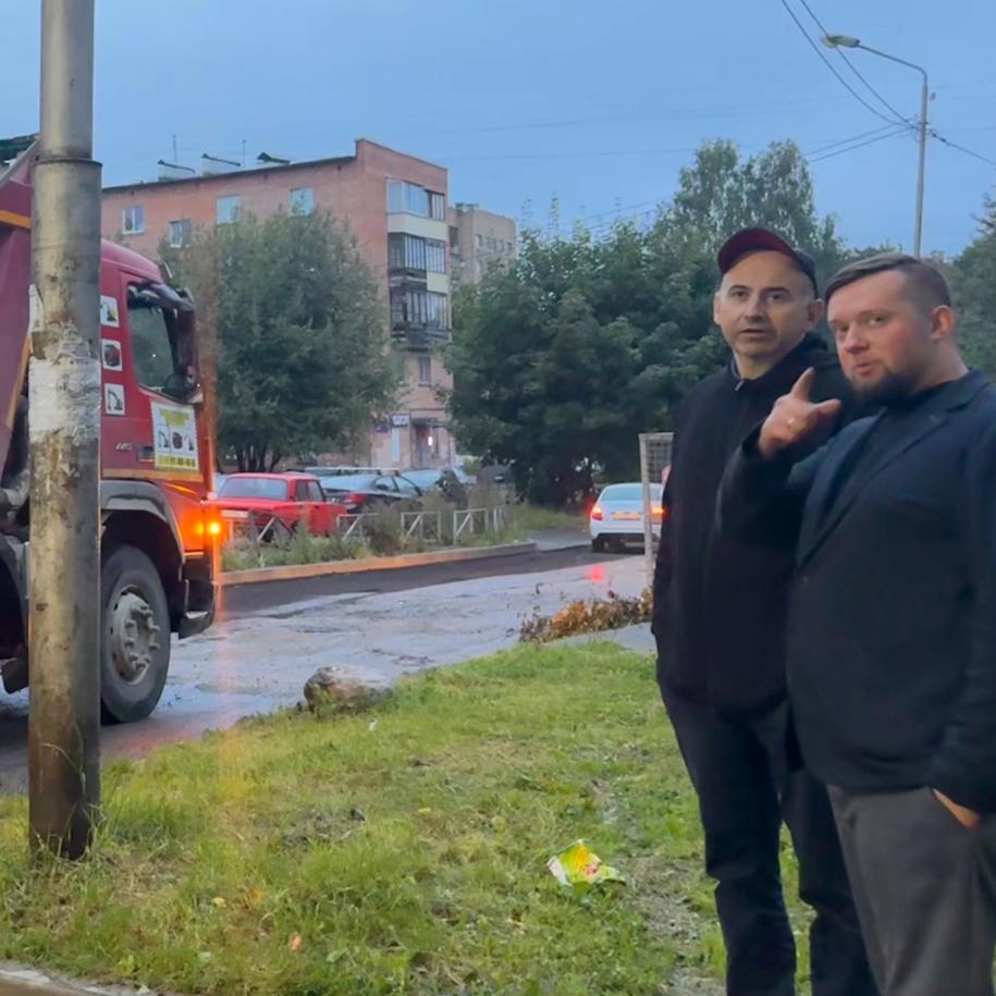 Депутат Петросовета наблюдает за ремонтом дорог