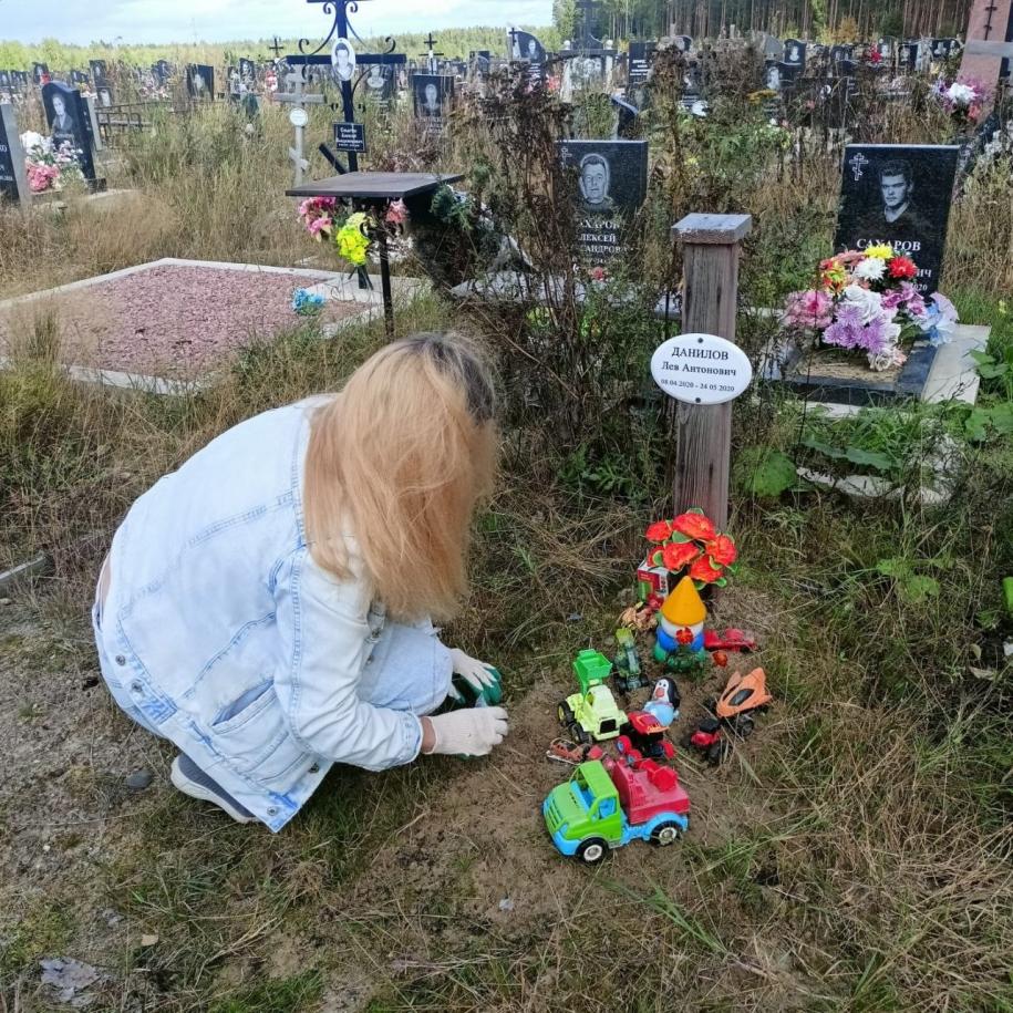 Наталия Данилова на могиле новорожденного сына 