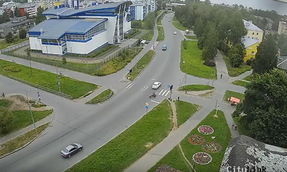 питбайкер едет по дороге