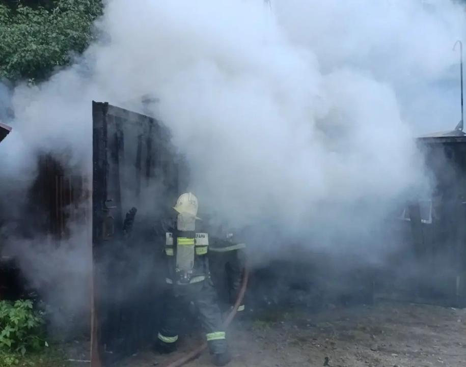 пожарные тушат гаражи