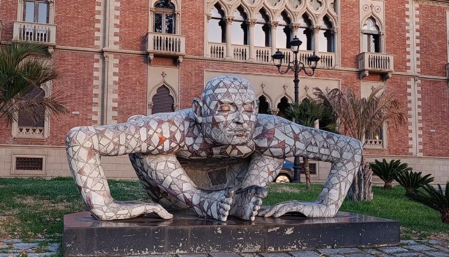 Скульптура на набережной