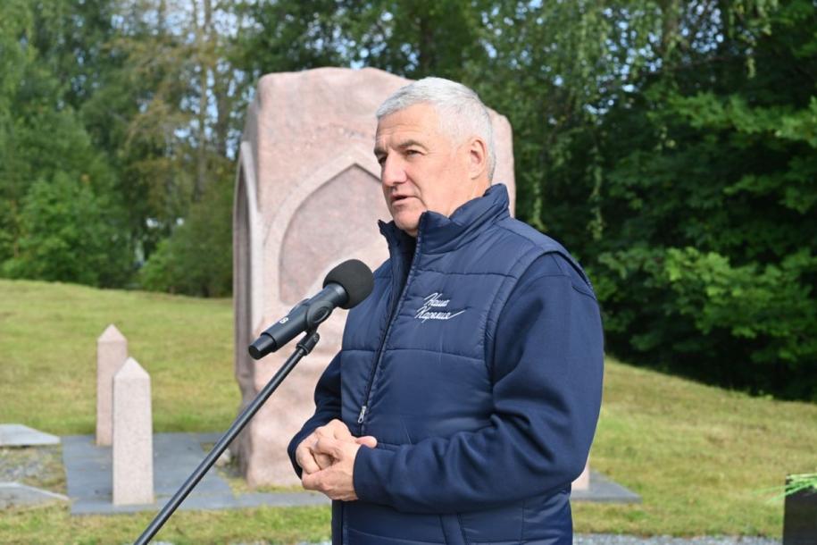 Парфенчиков на открытии памятника