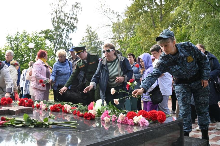 возложение цветов