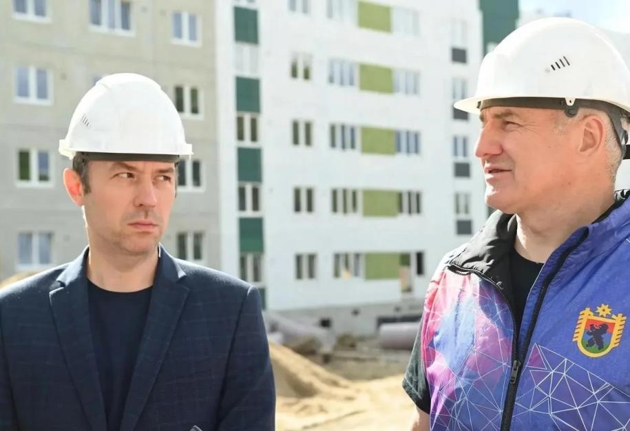 Россыпнов и Парфенчиков на стройке